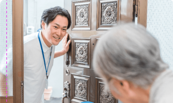 訪問看護師が利用者宅を訪問している様子