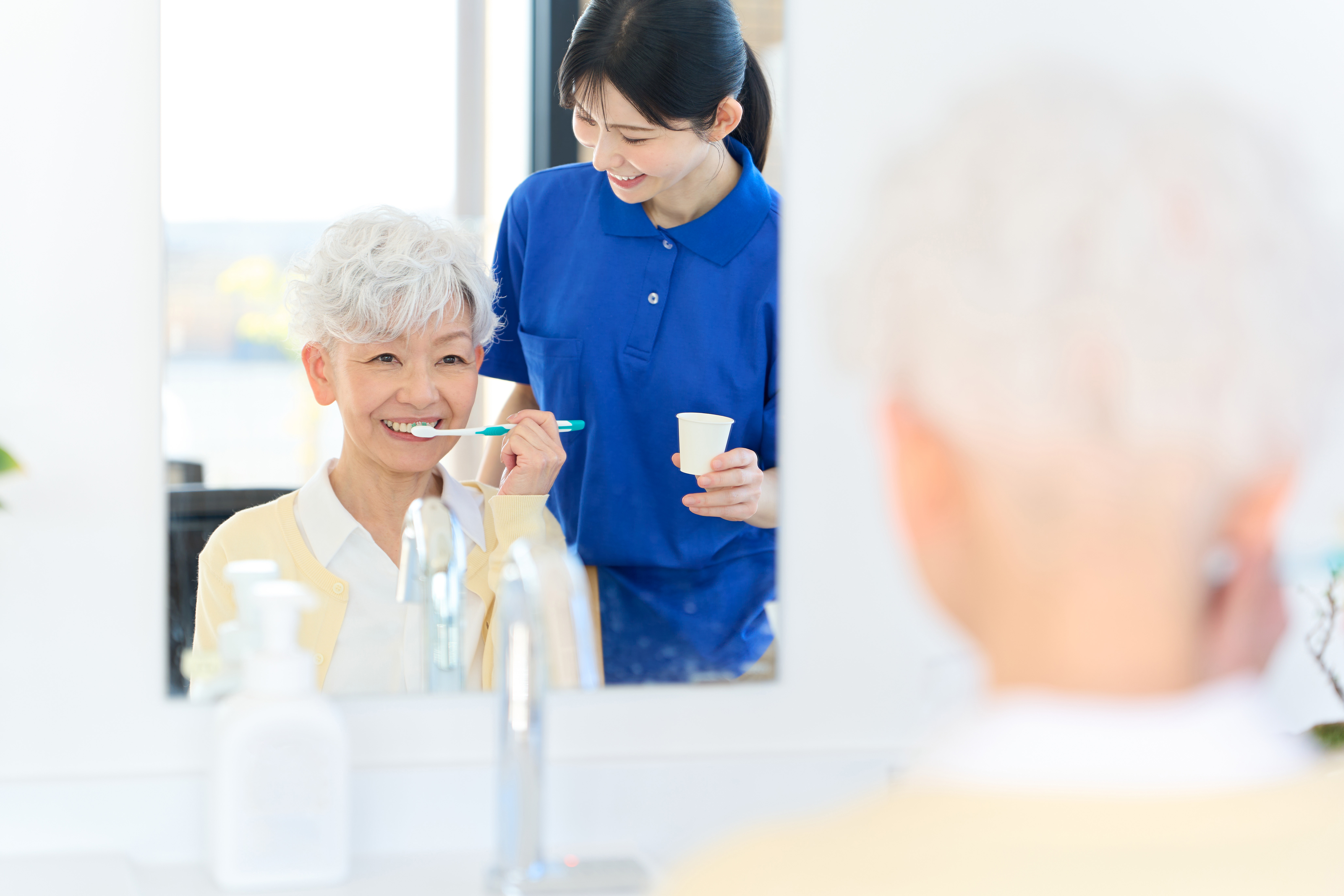 食事を楽しむ利用者の様子