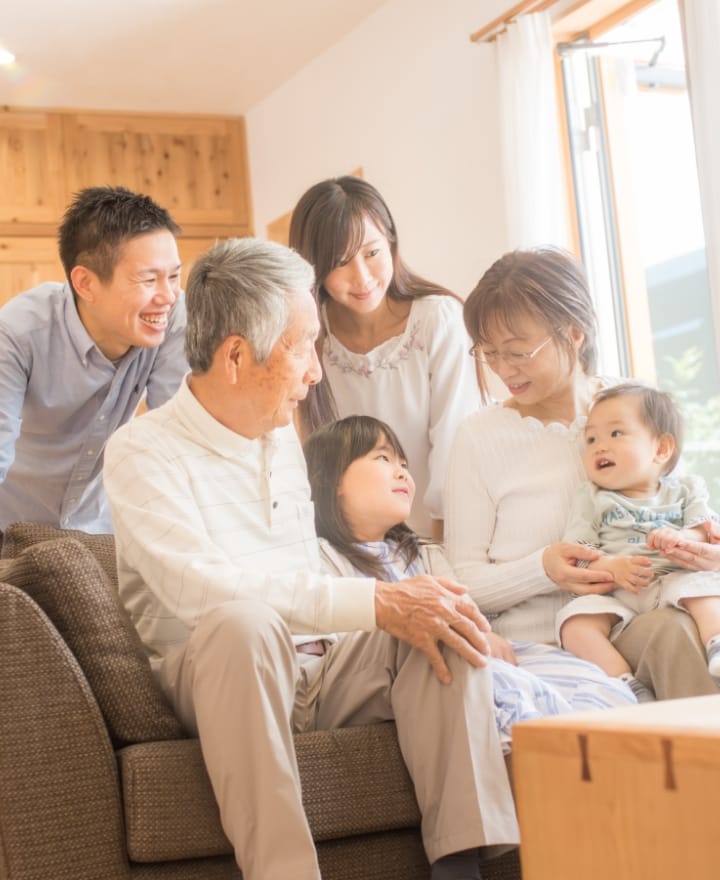 自宅で家族と団らんする様子